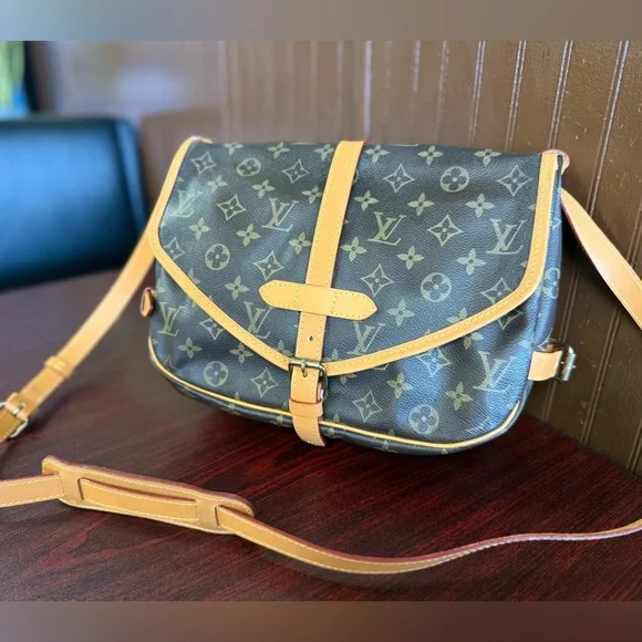 Louis Vuitton Saumur 30 in Monogramπ§‘ - Picture 1 of 17